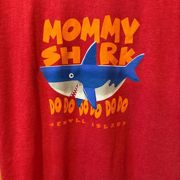 Mommy Shark Red T-Shirt by Duckco size M - Picture 3 of 8
